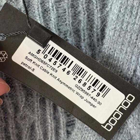 NWT, BOOHOO, size small, SOFT KNIT CABLE KNIT ASYMMETRIC WRAP JUMPER - Picture 3 of 7